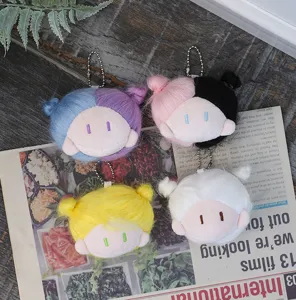 Detailansicht süßer Plüschpuppenkopf Schlüsselanhänger mit flauschigen bunten Zöpfen, Tasche.