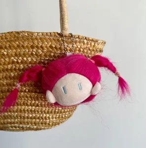 Süßer rosa Plüschpuppenkopf Schlüsselanhänger Taschenschmuck mit langen geflochtenen Haaren.