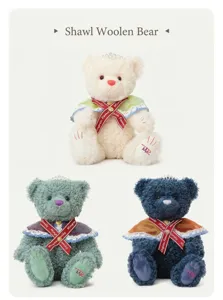 Schattige krullende wol teddybeer pluche speelgoed met lint cape en kroon, zachte pop.