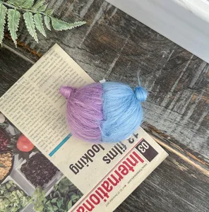 Süßer flauschiger Plüschpuppenkopf Anhänger Taschenzubehör mit zweifarbigem Haardesign.