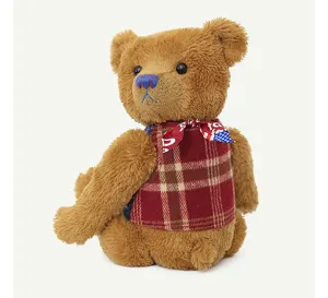 Orsacchiotto di peluche marrone con gilet a quadri e sciarpa rossa per regalo.