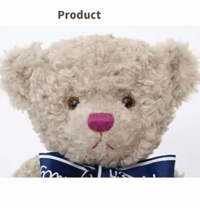 Gedetailleerd overzicht van gekrulde wollen pluche teddybeer, schattig knuffeltje met blauwe strik.