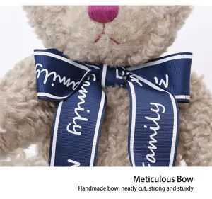 Close-up van schattige pluche teddybeer met zachte krullende wol en blauwe strik.