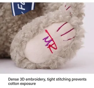 Pluche teddybeer detail wol pop schattig zacht speelgoed fijn borduurwerk verjaardagscadeau