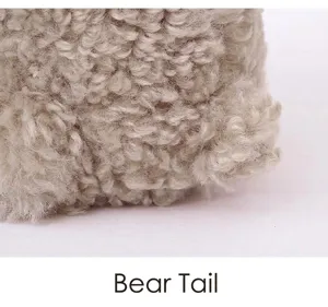 Detailopname van een fluffy teddybeer pluche speelgoed met zachte gekrulde wolstructuur.