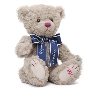 Schattige gekrulde pluche teddybeer met blauwe strik en familietekst als leuk verjaardagscadeau