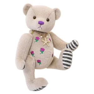 Squisito orsacchiotto di peluche articolato con deliziosa ricamo di rose rosa e collana.