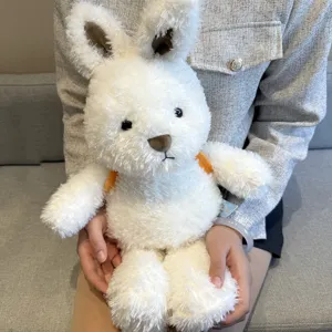 Süßes weißes Plüschhasen Kuscheltier mit braunen Ohren und Riemen für gemütliche Umarmungen.