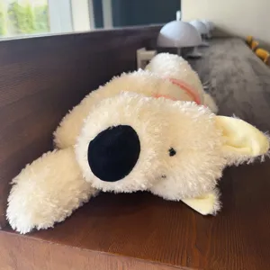 Süßes flauschiges Plüschtier Hund Detail, weiches Kuscheltier Kissen zum Schlafen.