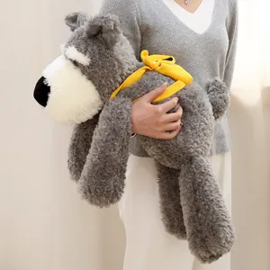 Grauer Schnauzer Plüschtier Detail mit weichem Fell und niedlichem gelben Rucksack.