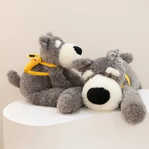 Detaillierte Nahaufnahme des grauen Schnauzer Plüschtiers mit gelbem Rucksack, weich und süß.
