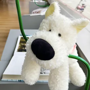 Flauschiger weißer Plüschhund Spielzeug Detailshot, süßes Kuscheltier mit großer schwarzer Nase.