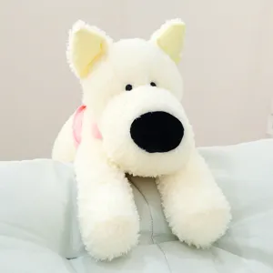 Süßer weißer Plüschhund mit großer schwarzer Nase und rosa Schleife, kuscheliges Tier.