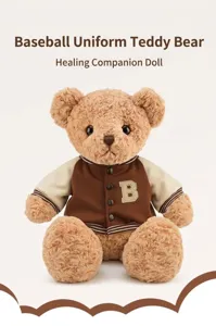 Détails de la peluche mignonne d'ours en peluche avec une veste de baseball marron.