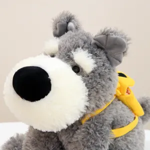 Detailaufnahme eines süßen grauen Schnauzer Plüschtiers mit gelbem Rucksack und weißer Schnauze.
