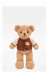 Détail de la peluche ours en peluche mignonne avec veste de baseball marron et broderie BB.