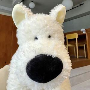 Süßes flauschiges weißes Welpen-Pluschtier, weiche Stofftierpuppe mit großer schwarzer Nase.