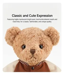 Ours en peluche marron portant une veste d'uniforme de baseball tendance en cadeau.