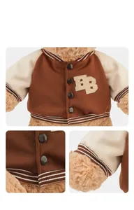 Mignon poupée en peluche d'ours en peluche portant un uniforme de baseball élégant.