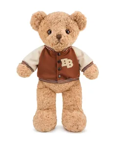 Mignon ours en peluche avec veste de baseball et broderie BB, parfait cadeau d'anniversaire.