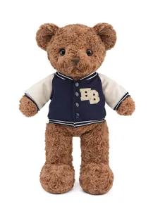 Vue détaillée d'un ours en peluche brun portant une veste de baseball bleu et blanc.
