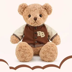 Adorable ours en peluche avec veste style collégien, idéal pour un cadeau d'anniversaire.