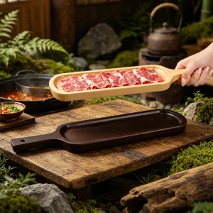 Assiette à fondue à long manche en imitation bois de mélamine pour servir du bœuf style rustique.