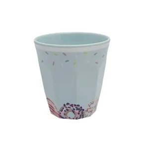 Melamin Becher im japanischen Stil, hellblau mit bunten Streuseln und Donut-Motiven.
