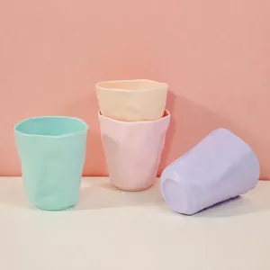 Tasse à eau en mélamine unie minimaliste, tasse à thé froissée durable pour usage domestique.
