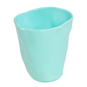 Gobelet froissé en mélamine, tasse à boire bleu clair unie au design minimaliste.