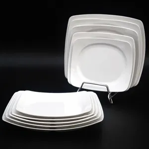 Assiette carree blanche en melamine, ideale pour cantine, restaurant et usage quotidien.
