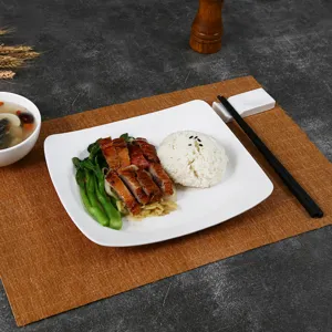 Assiette carrée en mélamine blanche pour restauration rapide et plats de riz.