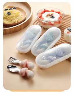 Niedliches Pilz-Design Kinder Edelstahl Löffel und Gabel Set Detailansicht mit Box.