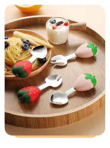 Edelstahl Kinder Löffel und Gabel Detail, niedliches Erdbeer Griff Design für Babynahrung.