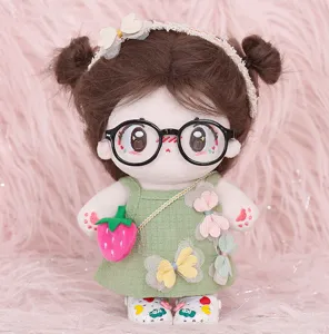 Adorabile bambola di peluche in cotone da 20 cm con capelli castani, vestito verde e accessori.