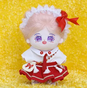 Dettaglio di simpatica bambola di cotone soffice 20 cm con capelli rosa e gonna rossa