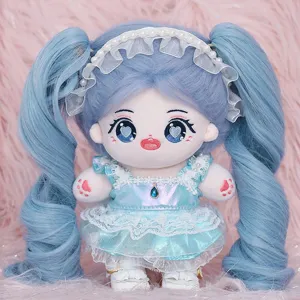 Simpatica bambola di peluche in cotone da 20cm con codini blu e vestito in pizzo, regalo ideale.