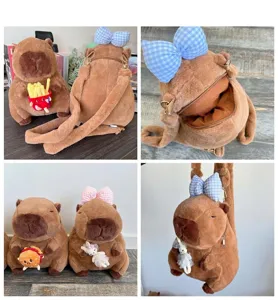 Vista dettagliata dello zaino in peluche capibara con pelliccia morbida, fiocco a quadri e tasca con zip.