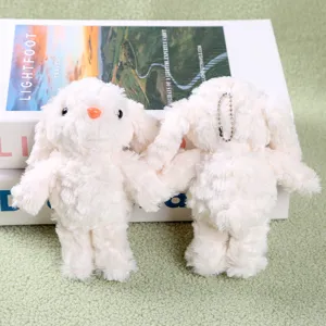 Nahaufnahme des weißen Plüschhasen-Schlüsselanhängers mit flauschigen Ohren und Kette.