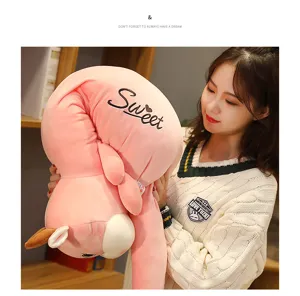Vista dettaglio cuscino corpo peluche mucca rosa lunga, simpatico animale imbottito per ragazze.