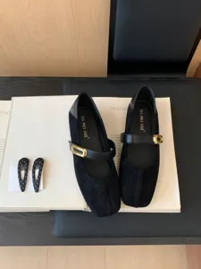 Chaussures plates Mary Jane vintage noires à bout carré pour femmes avec boucle dorée.