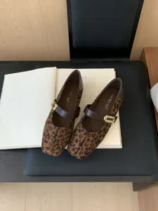 Chaussures Mary Jane plates style francais retro imprime leopard et bout carre vue de detail.