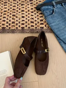 Chaussures plates Mary Jane en daim marron avec bout carre et boucle metal elegant detail