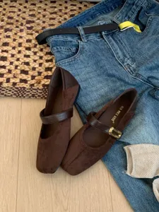 Chaussures plates Mary Jane rétro françaises à bout carré pour femmes, détails élégants marron casual.