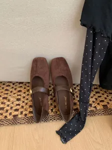 Chaussures Mary Jane plates rétro à bout carré pour femmes, chaussures en daim marron.