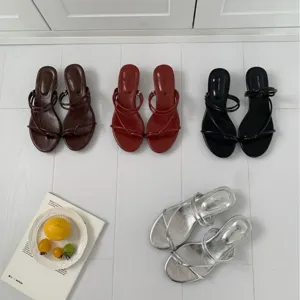 Sandales plates élégantes pour femmes à brides multiples et bout ouvert pour l'été.