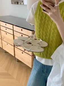 Sandales d'été pour femmes à talons bas et strass scintillants pour un look chic et mode.