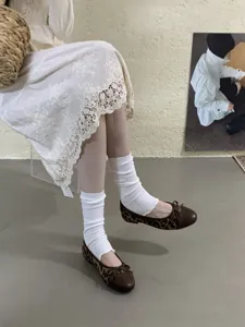 Scarpe basse leopardate da donna, punta tonda con fiocco, dettaglio stile fata elegante.