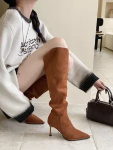Stijlvolle bruine suède stiletto hoge hak overknee laarzen detailweergave model.