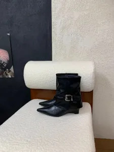 Schwarze spitz zulaufende Keilabsatz Stiefeletten Detailansicht, modische Damen Westernstiefel.